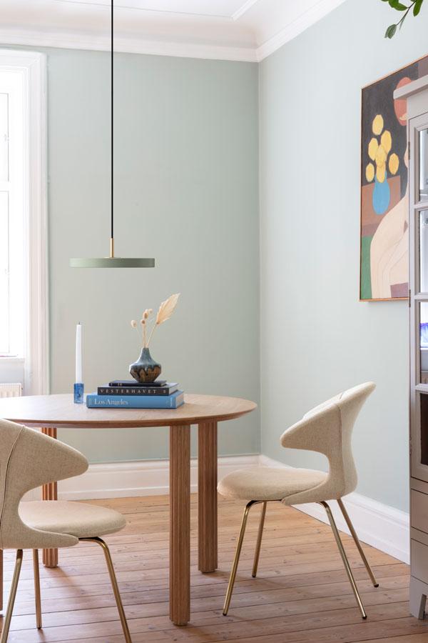 Pöytä Comfort Circle. ja tuoli Time Flies