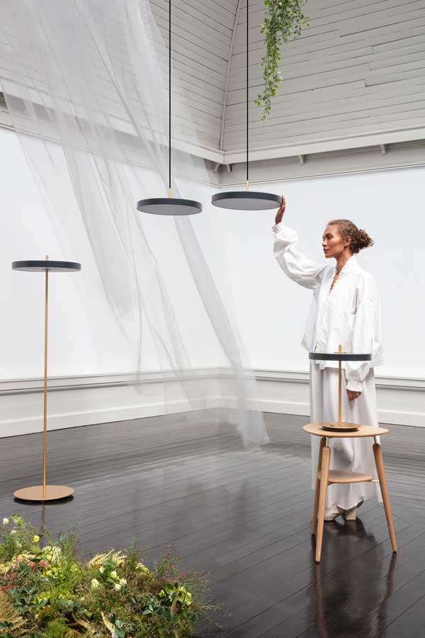 Pöytävalaisin Asteria, Black