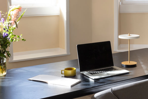 Ladattava pöytävalaisin Asteria Move, Pearl White